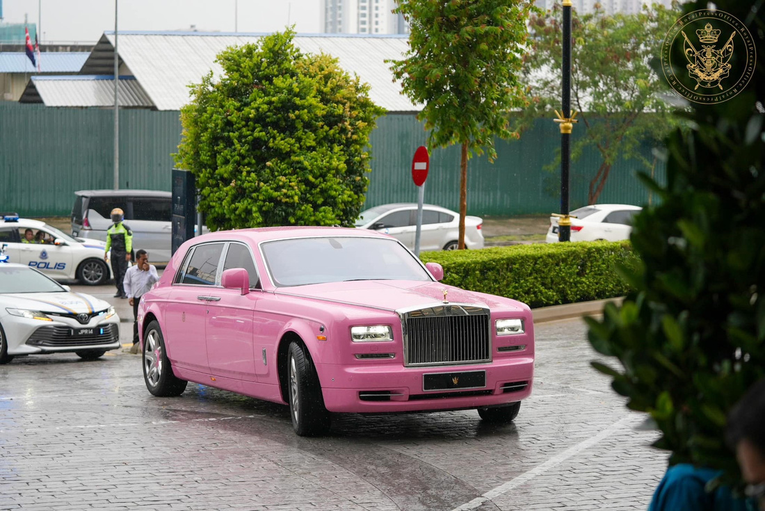 Một chiếc Rolls-Royce gây ấn tượng với màu sơn hồng nổi bật. Chiếc xe thường xuất hiện cùng Sultan trong những dịp mừng như dự lễ cưới - Ảnh: Sultan Ibrahim Sultan Iskandar/Facebook