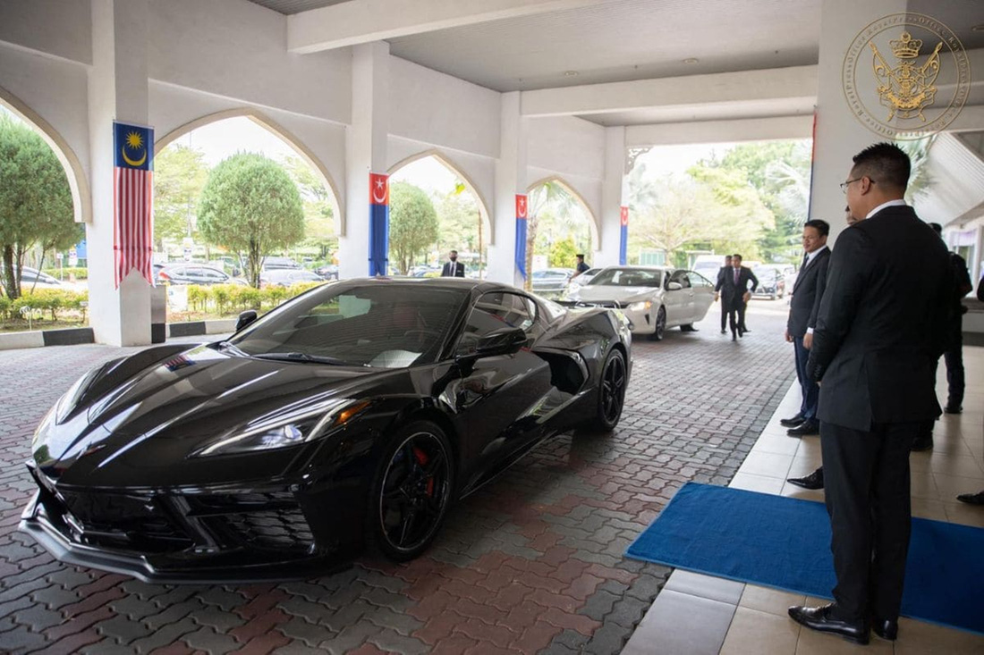 Trong bộ sưu tập xe còn có Chevrolet Corvette C8 Z06. Xe có sức mạnh 502 mã lực, 369Nm mô-men xoắn, tăng tốc 0-100km/h trong 7,1 giây - Ảnh: Sultan Ibrahim Sultan Iskandar/Facebook