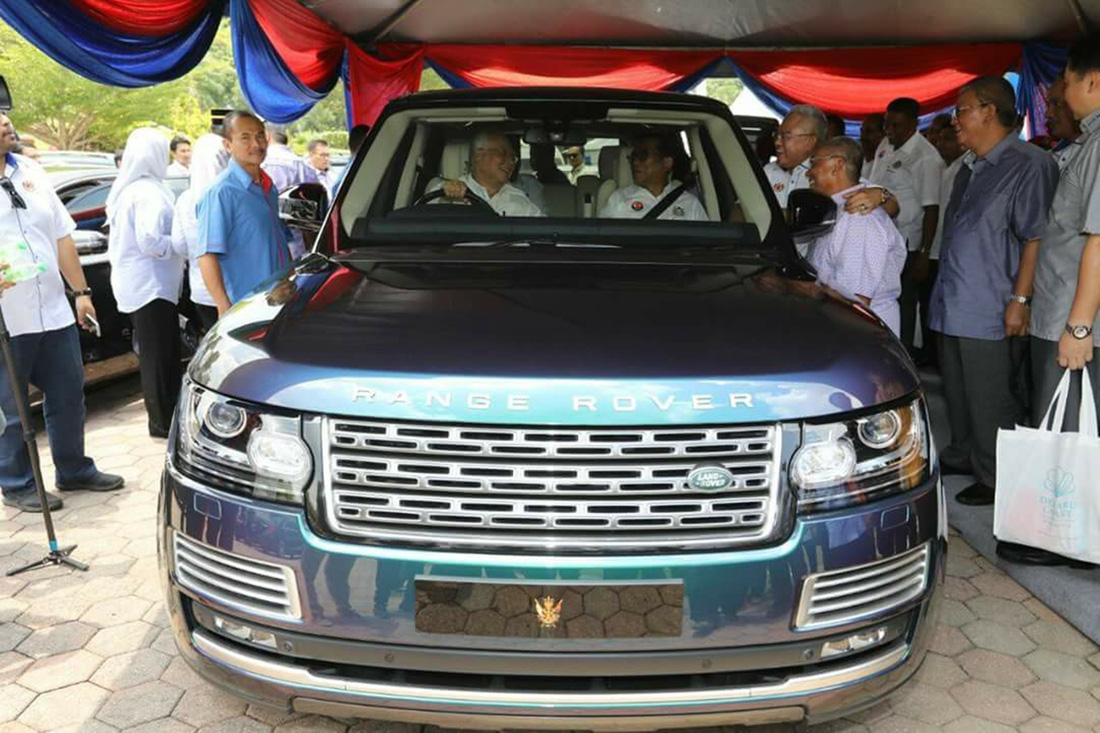 Về ô tô, có vẻ vị vua mới của Malaysia rất thích xe Anh. Một không gian rất lớn trong gara dành cho những mẫu Range Rover khác nhau. Một số có tông màu đen, dán kính đen dành cho những chuyến công vụ. Số khác có màu bạc và trắng. Theo The Sun, ít nhất 6 chiếc trong số này là Evoque. Trong ảnh là chiếc Range Rover mà Sultan Ibrahim cung cấp cho ông Najib Razak trong một chuyến đến Johor khi ông còn làm thủ tướng Malaysia - Ảnh: Brotherhood JOHOR/Facebook