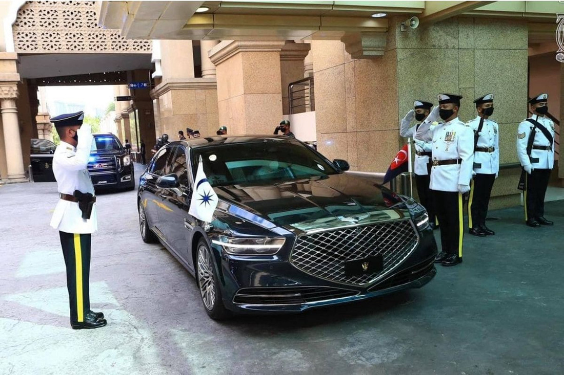 Sultan Ibrahim đã nhiều lần được bắt gặp đến sự kiện bằng mẫu xe sang Hàn Quốc Genesis G90 Limousine. Phiên bản được hoàng gia sử dụng có chiều dài lớn hơn G90 thông thường. Bên dưới mui xe là động cơ V8 5.0L kết hợp với hộp số tự động 8 cấp, dẫn động 4 bánh - Ảnh: Sultan Ibrahim Sultan Iskandar/Facebook