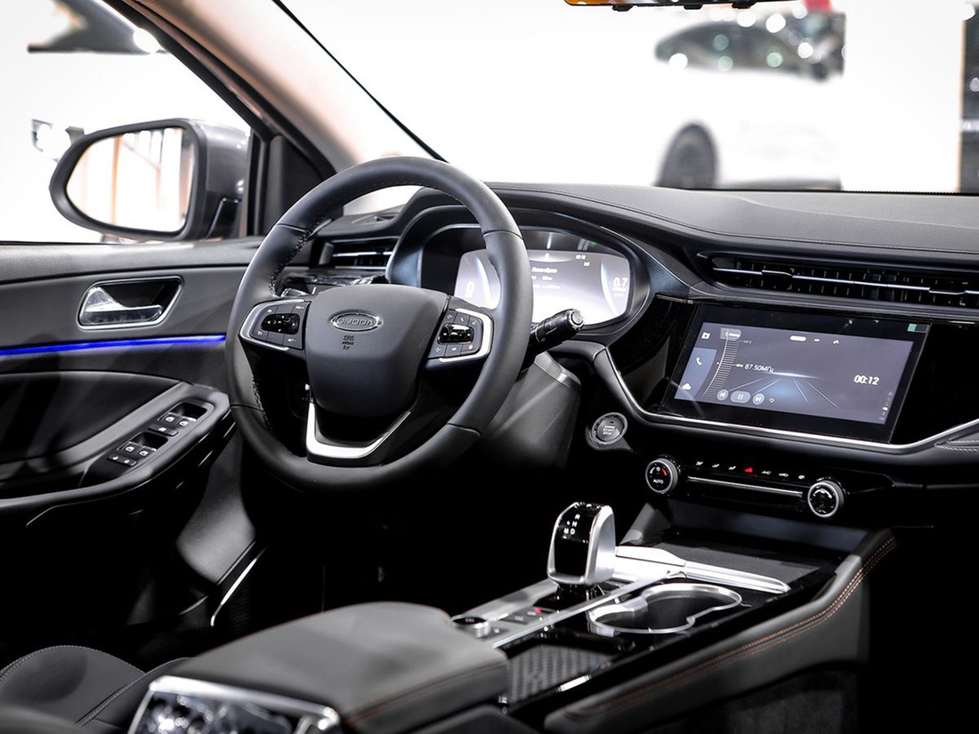 Mẫu Omoda S5 cạnh tranh trong phân khúc C với các đối thủ như Mazda3, Hyundai Elantra, Kia K3. Xe được trang bị hệ thống đèn LED, đèn hậu LED, màn hình hiển thị thông tin phía sau vô lăng, màn hình trung tâm lớn, phanh đỗ điện tử, cần số điện tử... - Ảnh: Omoda