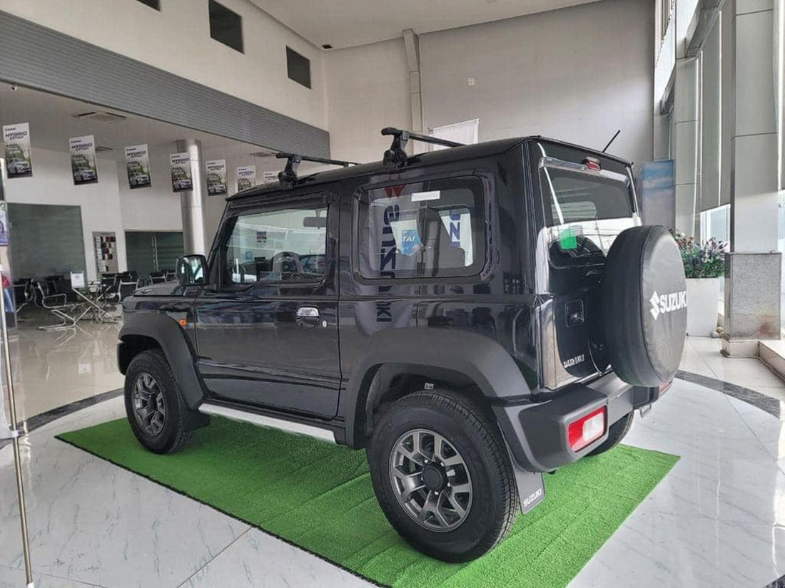 Suzuki Jimny vẫn được đánh giá cao với thiết kế cổ điển và khả năng vận hành tốt trên nhiều địa hình. Mặc dù vậy, động cơ của xe chỉ là loại 1.5L, đạt công suất 103 mã lực, đi cùng hệ dẫn động hai cầu - Ảnh: Đại lý Suzuki/Facebook