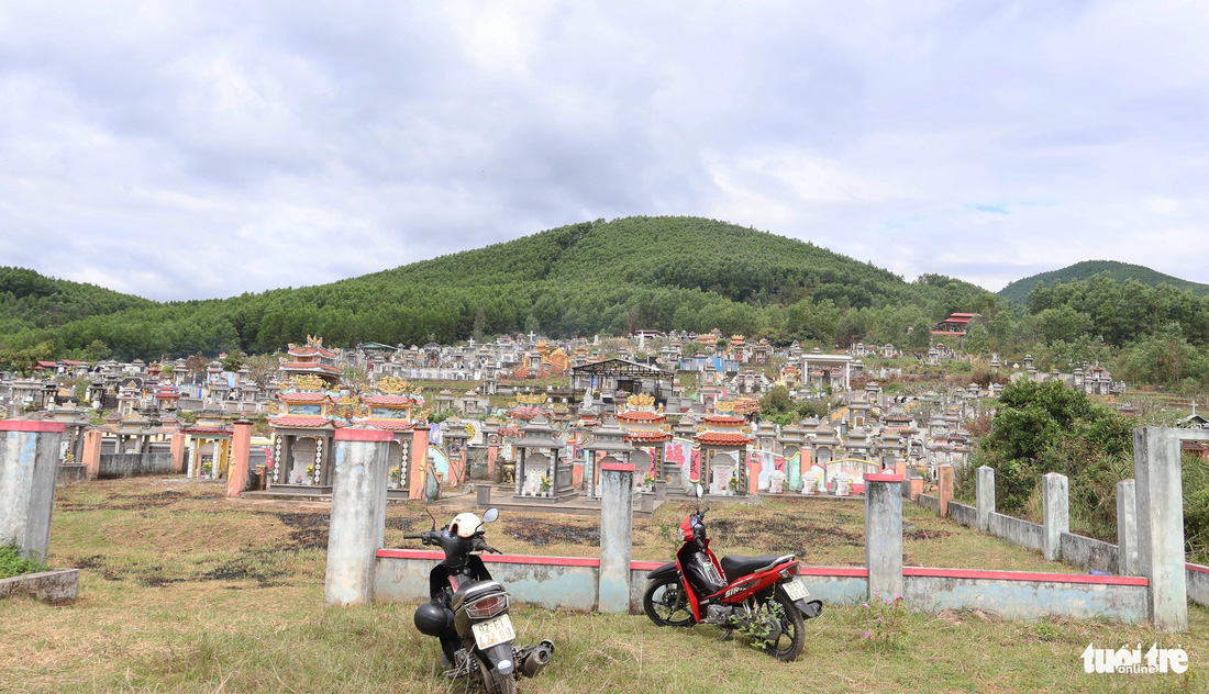 Một khu nghĩa địa ở xã Đại Nghĩa, huyện Đại Lộc - Ảnh: LÊ TRUNG