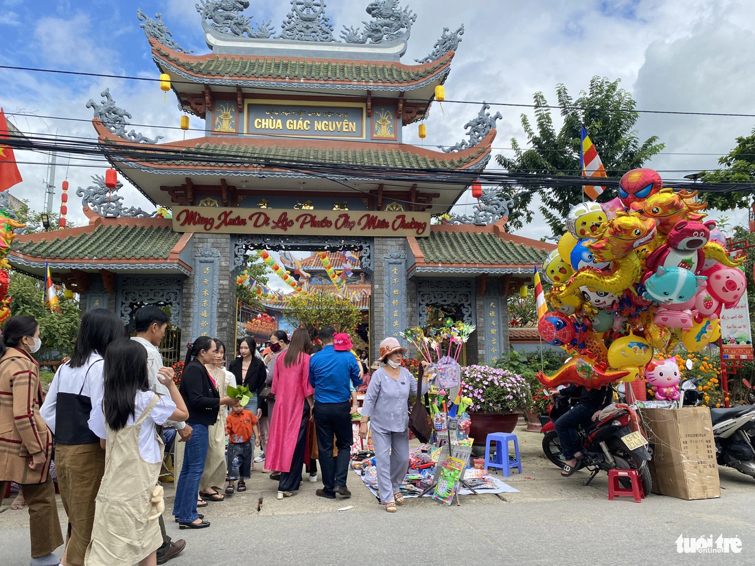 Người dân ở huyện Đại Lộc đi lễ chùa sáng mùng 1 Tết - Ảnh: LÊ TRUNG