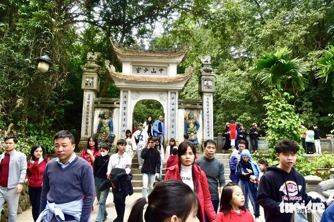 Nườm nượp khách đến viếng Đền Hùng (Phú Thọ) vào chiều mùng 1 Tết Giáp Thìn - Ảnh: T.T.D.
