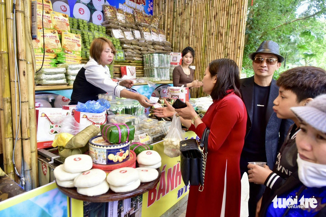 Trước khi về, du khách trải nghiệm ẩm thực Phú Thọ qua món bánh dày Lang Liêu - Ảnh: T.T.D.