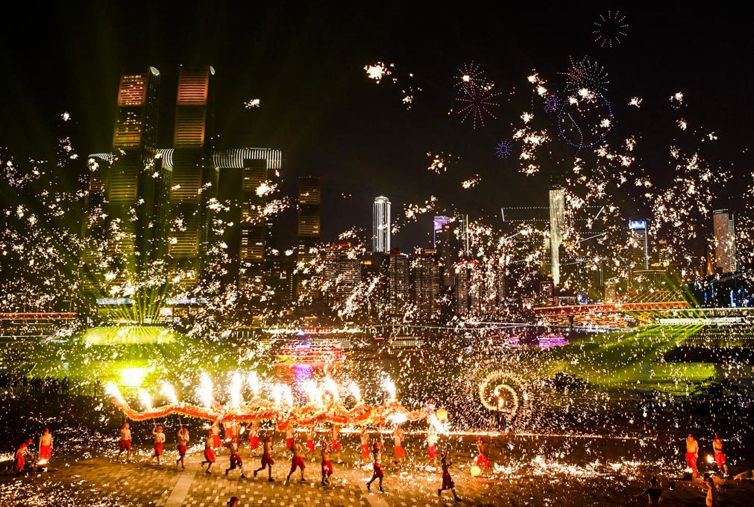 Chương trình văn nghệ chào mừng năm mới Giáp Thìn tại thành phố Trùng Khánh, Trung Quốc - Ảnh: TÂN HOA XÃ