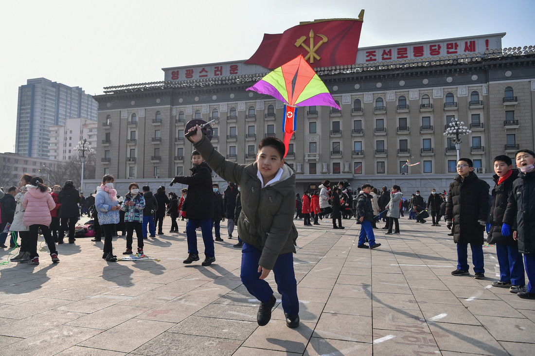 Trẻ em thả diều tại quảng trường Kim Nhật Thành sáng đầu năm - Ảnh: AFP