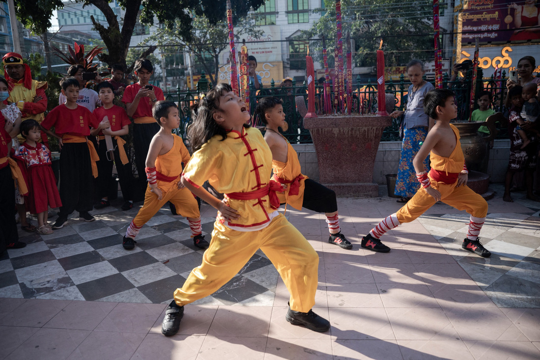 Trẻ em Myanmar trình diễn điệu múa cổ truyền tại một ngôi chùa cổ - Ảnh: AFP