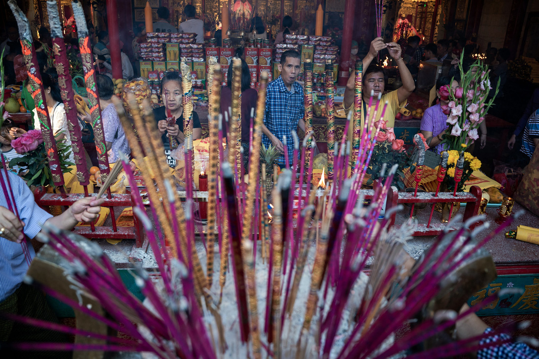 Người dân Jakarta viếng chùa, thắp nhang sáng đầu năm mới - Ảnh: AFP