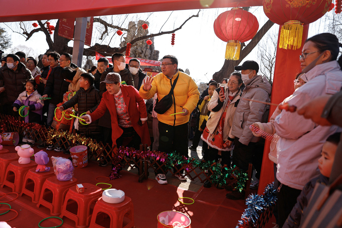 Người dân thủ đô Bắc Kinh, Trung Quốc vui chơi tại hội chợ năm mới - Ảnh: REUTERS