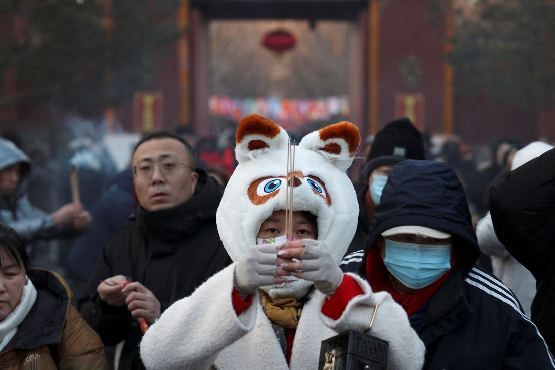 Viếng chùa ngày đầu năm tại Bắc Kinh - Ảnh: REUTERS