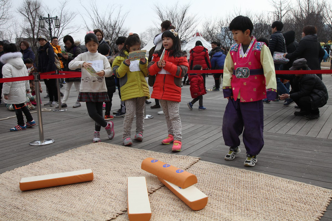 Trình diễn âm nhạc truyền thống Samulnori ở thành phố Changwon, Hàn Quốc - Ảnh: YONHAP