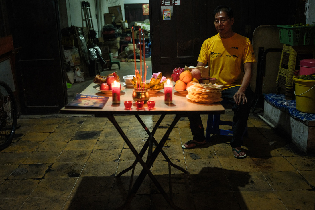 Mâm cúng năm mới giản dị của một gia đình người Indonesia - Ảnh: AFP