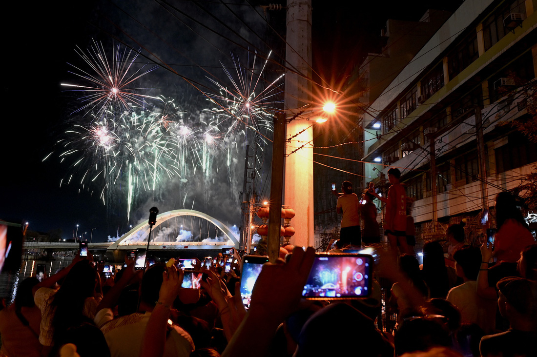 Người dân thủ đô Manila, Philippines tụ tập để ngắm pháo hoa vào thời khắc giao thừa - Ảnh: AFP