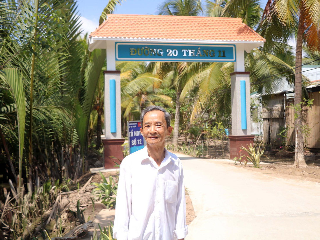 Thầy giáo Trần Văn Thổ bên Đường 20 Tháng 11 - Ảnh: TRỌNG NHÂN