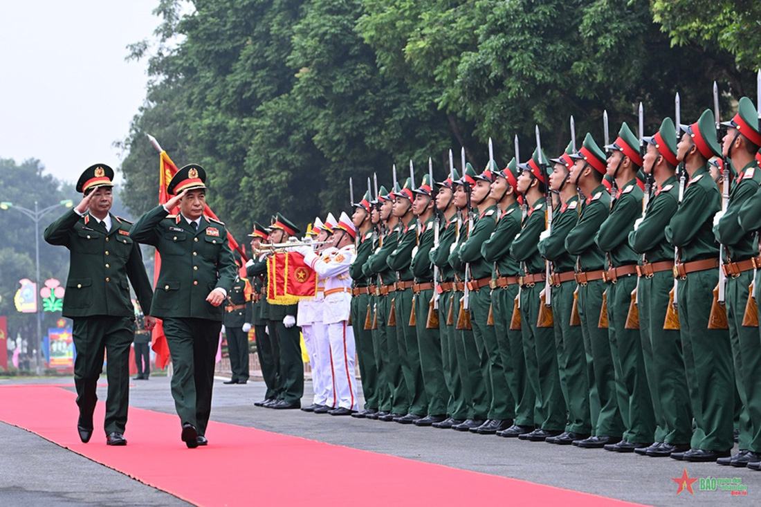 Đại tướng Phan Văn Giang, ủy viên Bộ Chính trị, phó bí thư Quân ủy Trung ương, bộ trưởng Bộ Quốc phòng, duyệt đội danh dự trong lễ thành lập Quân đoàn 12 ngày 2-12-2023 tại Ninh Bình - Ảnh: QĐND