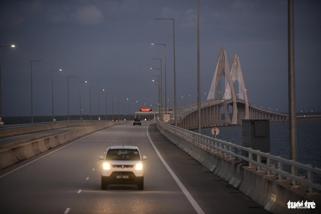 Cầu Sultan Haji Omar Ali Saifuddien xuyên qua vịnh Brunei