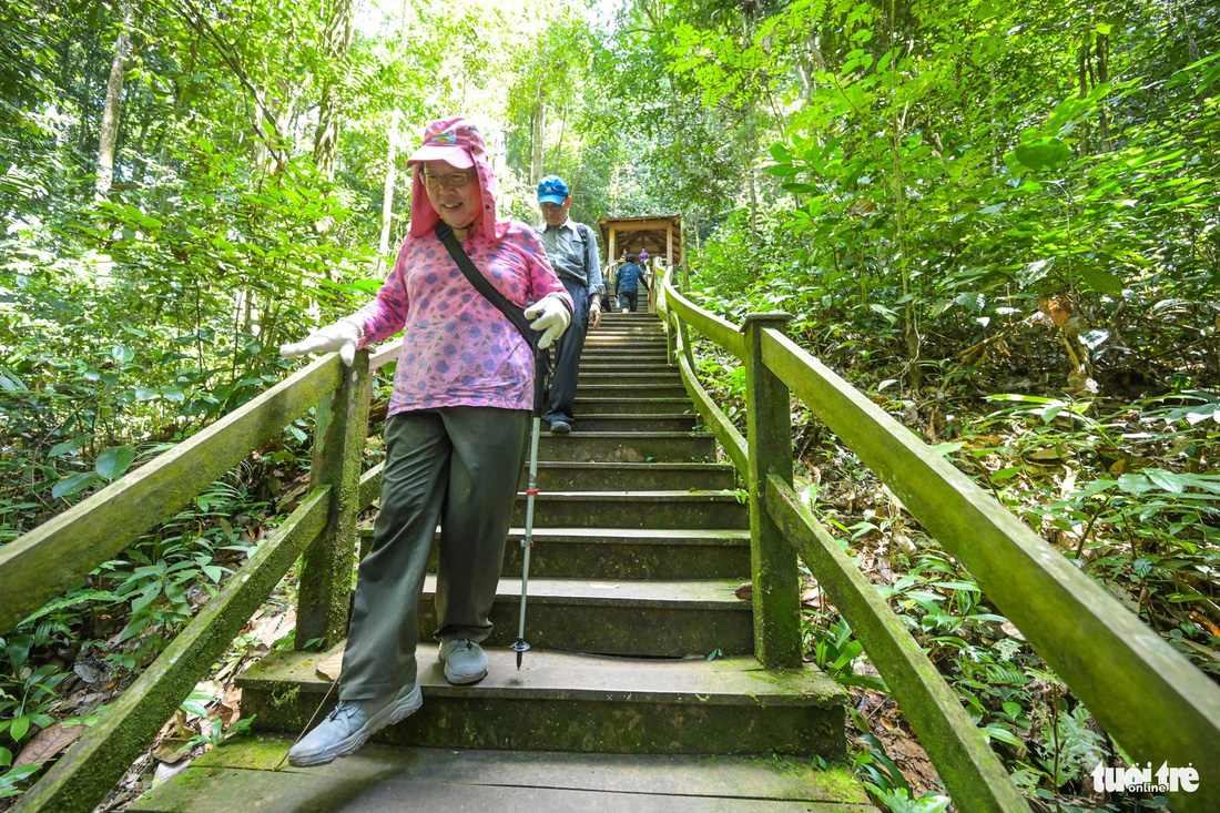 Du khách lần đầu đến Brunei đã dễ dàng chinh phục các bậc thang