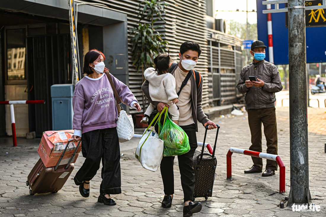 Tại bến xe Nước Ngầm, các tuyến vận tải liên tỉnh đã hoạt động. Nhiều hành khách cũng lỉnh kỉnh đồ đạc để trở lại Hà Nội