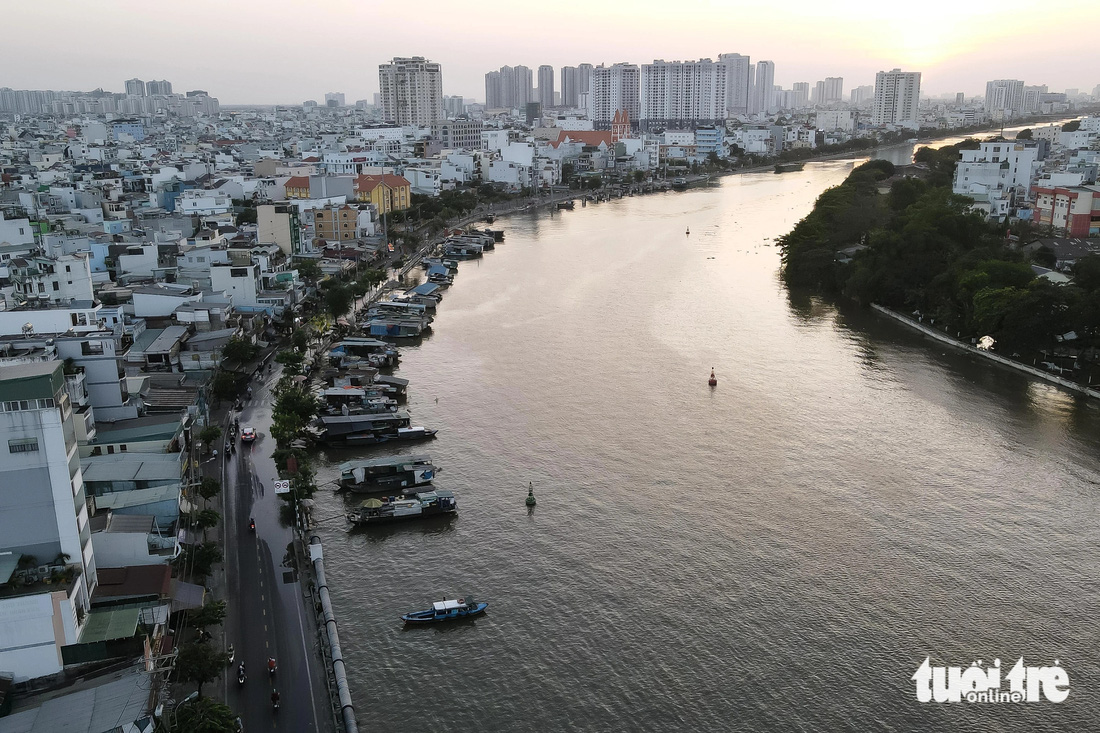 Lúc 17h30, nước từ sông Sài Gòn đã tràn lên đường Trần Xuân Soạn 