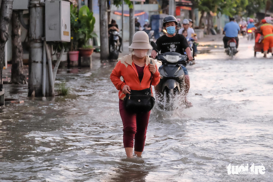 Một người dân lội nước đi về nhà