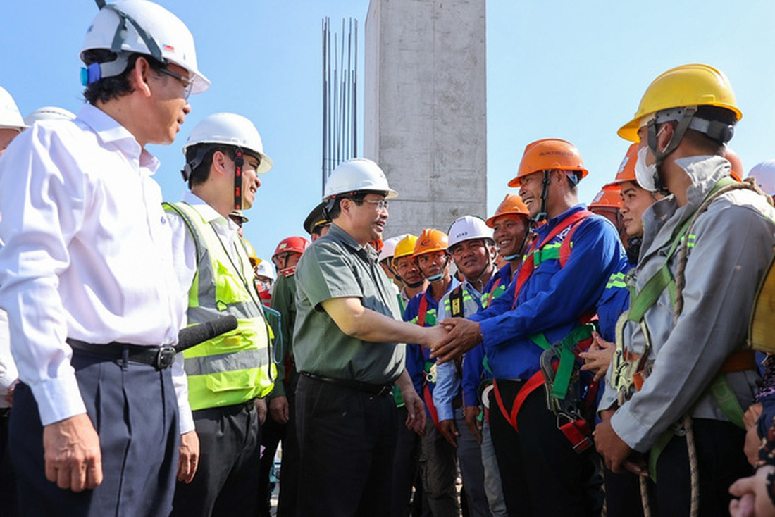 Thủ tướng làm việc và kiểm tra dự án nhà ga hành khách T3 Tân Sơn Nhất (TP.HCM) chiều 12-2 - Ảnh: VGP