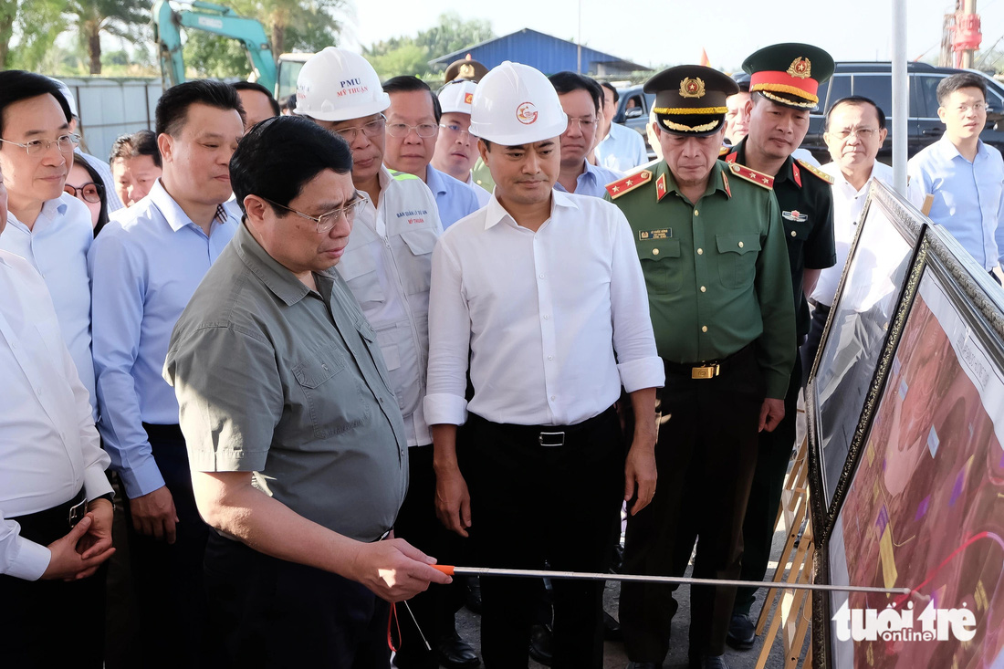 Thủ tướng Phạm Minh Chính kiểm tra tiến độ dự án đường vành đai 3 TP.HCM sáng mùng 4 Tết