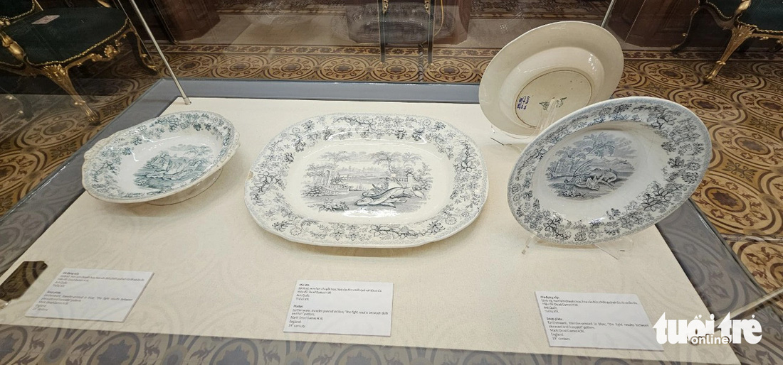 Những chiếc đĩa đồ sứ ký kiểu được sử dụng trong Hoàng cung - Ảnh: THÁI LỘC