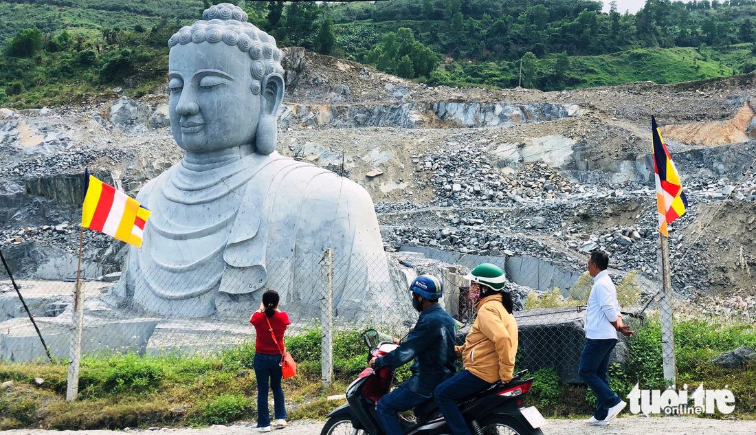 Người dân ngắm và chụp hình lưu niệm tượng Phật ngày 13-2 - Ảnh: ĐOÀN CƯỜNG