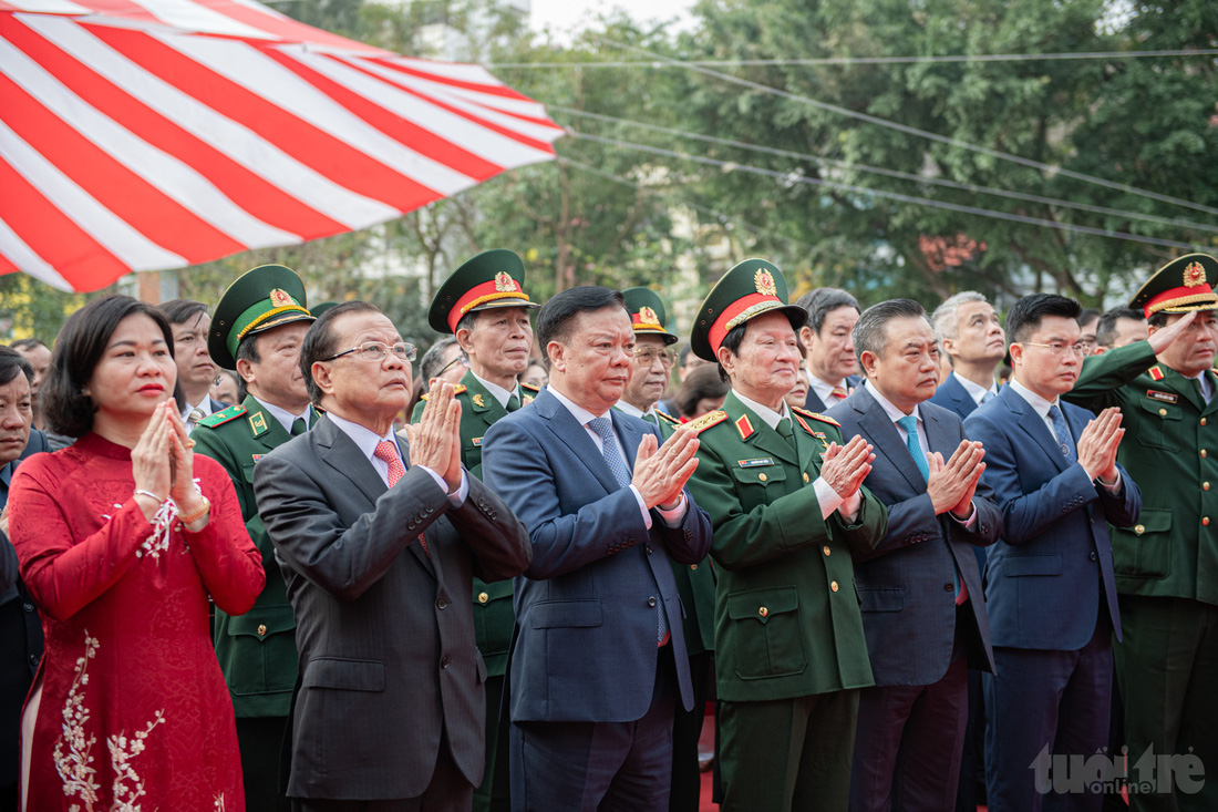 Nhiều vị lãnh đạo, nguyên lãnh đạo TP Hà Nội làm lễ dâng hương dưới chân tượng đài và đền thờ vua Quang Trung - Ảnh: NAM TRẦN