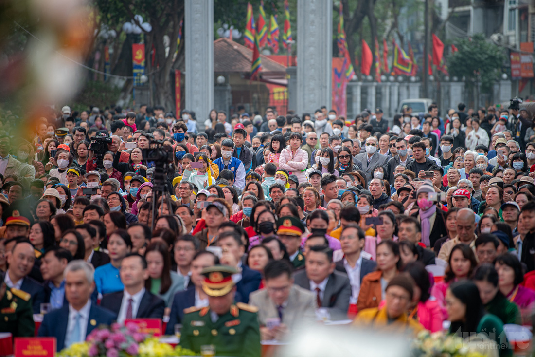Hàng ngàn người dân, du khách tham gia lễ hội kỷ niệm 235 năm chiến thắng Ngọc Hồi - Đống Đa - Ảnh: NAM TRẦN