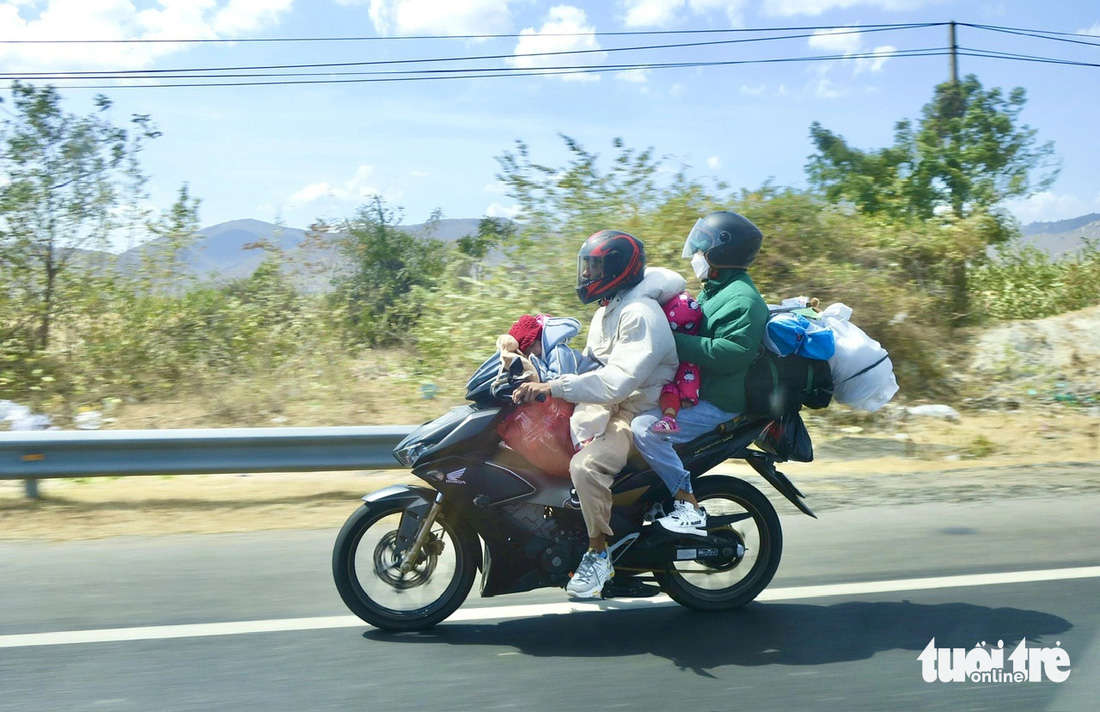 Một gia đình chở nhau trên xe máy - Ảnh: T.T.D.