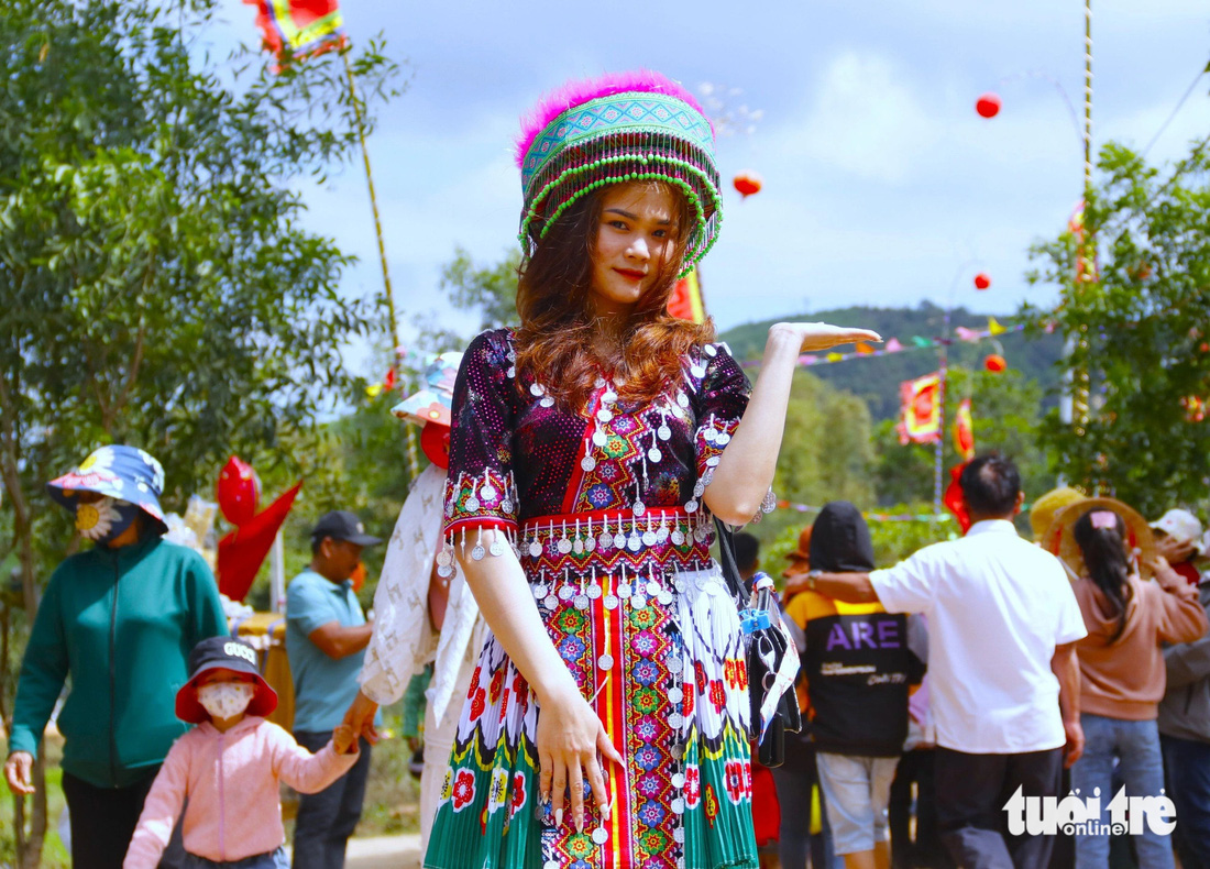 Một thiếu nữ dân tộc Mông lần đầu tiên được tham gia Ngày hội văn hóa các dân tộc Tây Nguyên cùng mẹ