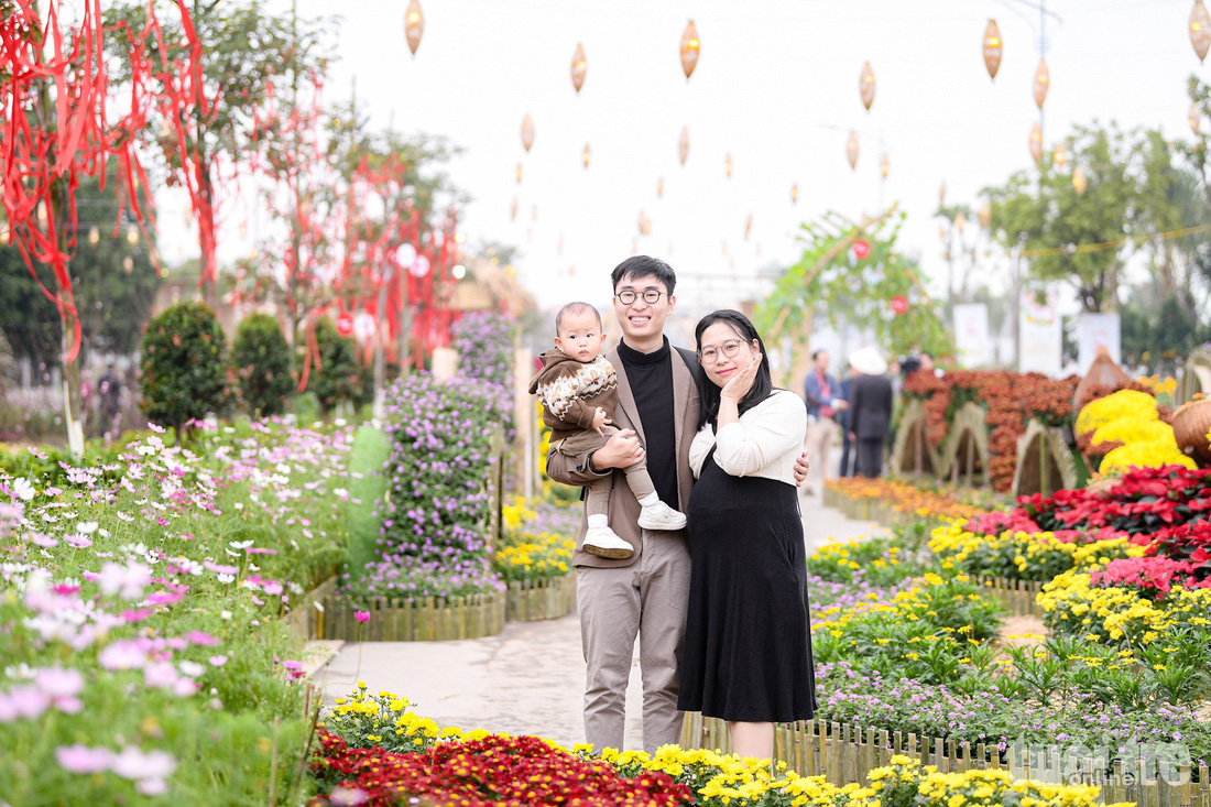 Nhiều gia đình chọn đường hoa Home Hanoi Xuan 2024 là điểm đến du xuân Tết con rồng - Ảnh: NAM TRẦN