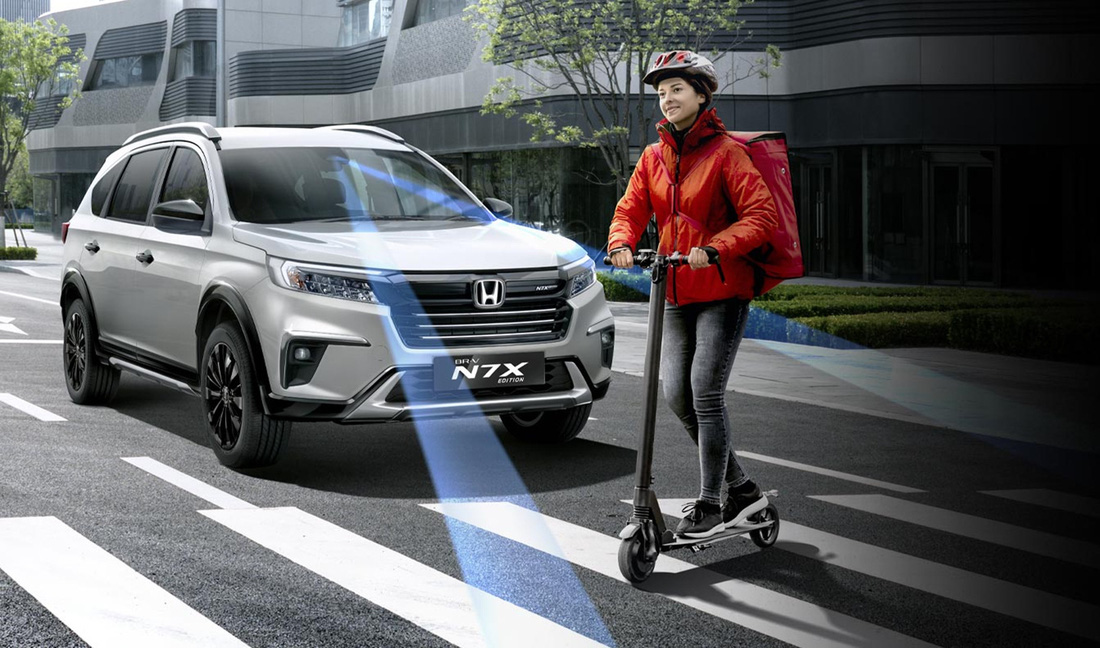 Công nghệ an toàn tiên tiến Honda Sensing xuất hiện trên phiên bản Prestige Sensing CVT giúp giảm thiểu va chạm, kiểm soát hành trình thích ứng, hỗ trợ giữ làn... - Ảnh: Honda Indonesia