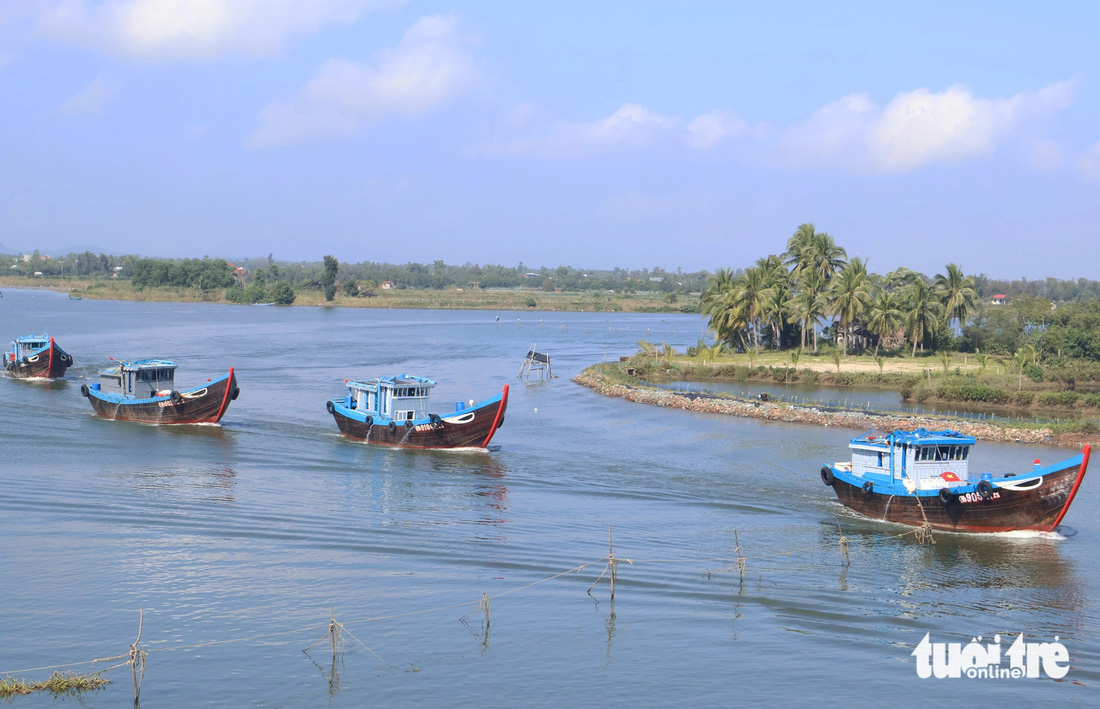 Nhiều chiếc tàu cá ở huyện Núi Thành, Quảng Nam xuất bến ra biển khơi đánh bắt sáng mùng 8 - Ảnh: LÊ TRUNG