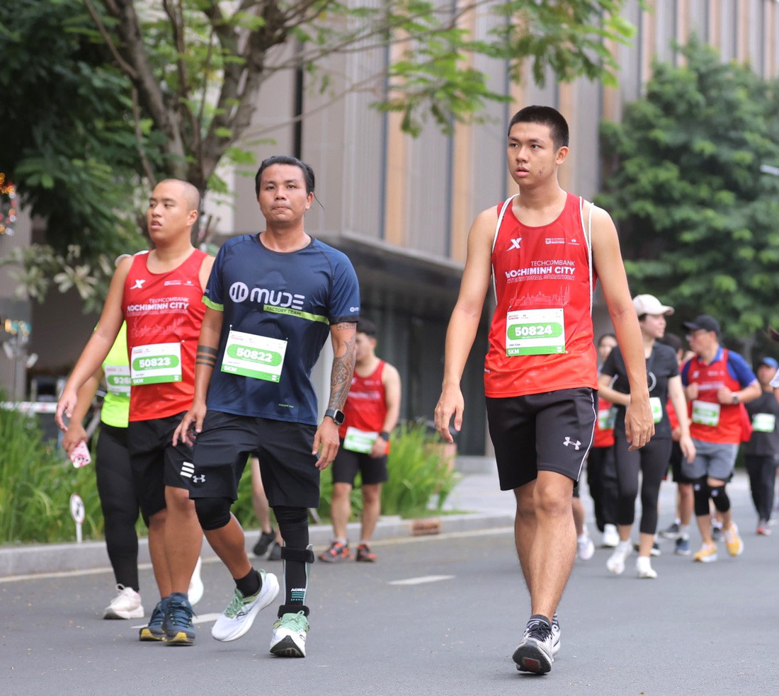 Anh Khoa (giữa) trong một cuộc thi chạy bộ tại TP.HCM - Ảnh: NVCC