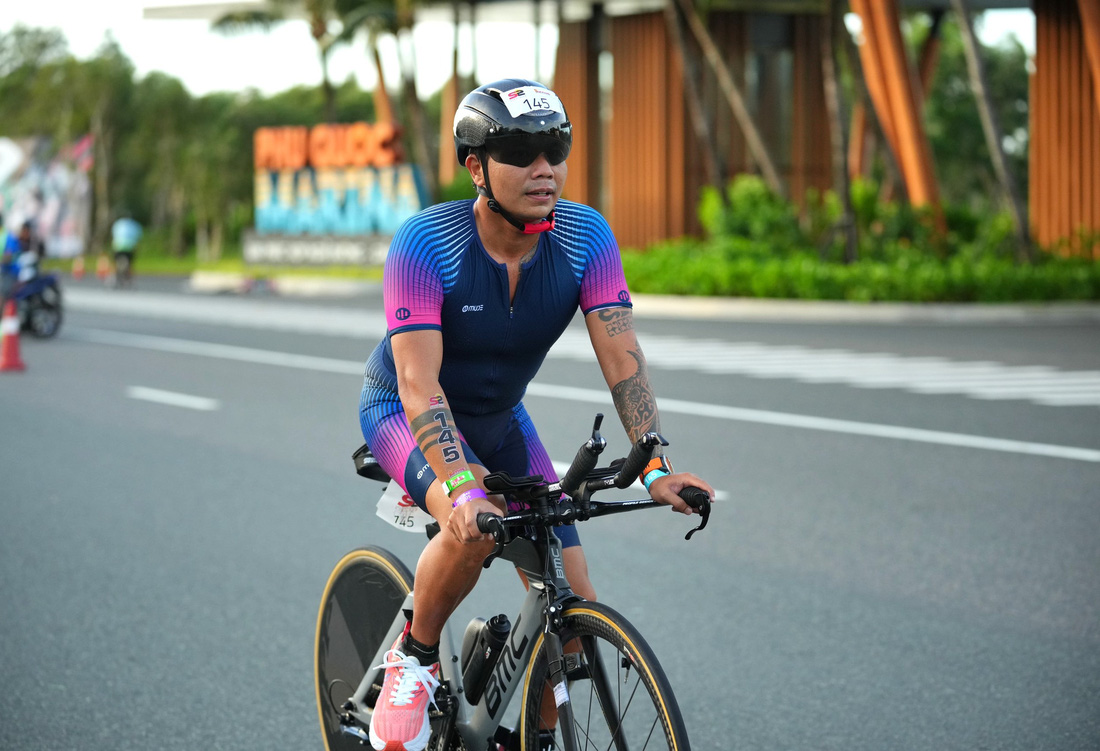 Võ Huỳnh Anh Khoa trong phần thi đạp xe tại cuộc thi ba môn phối hợp tại Phú Quốc - Ảnh: NVCC