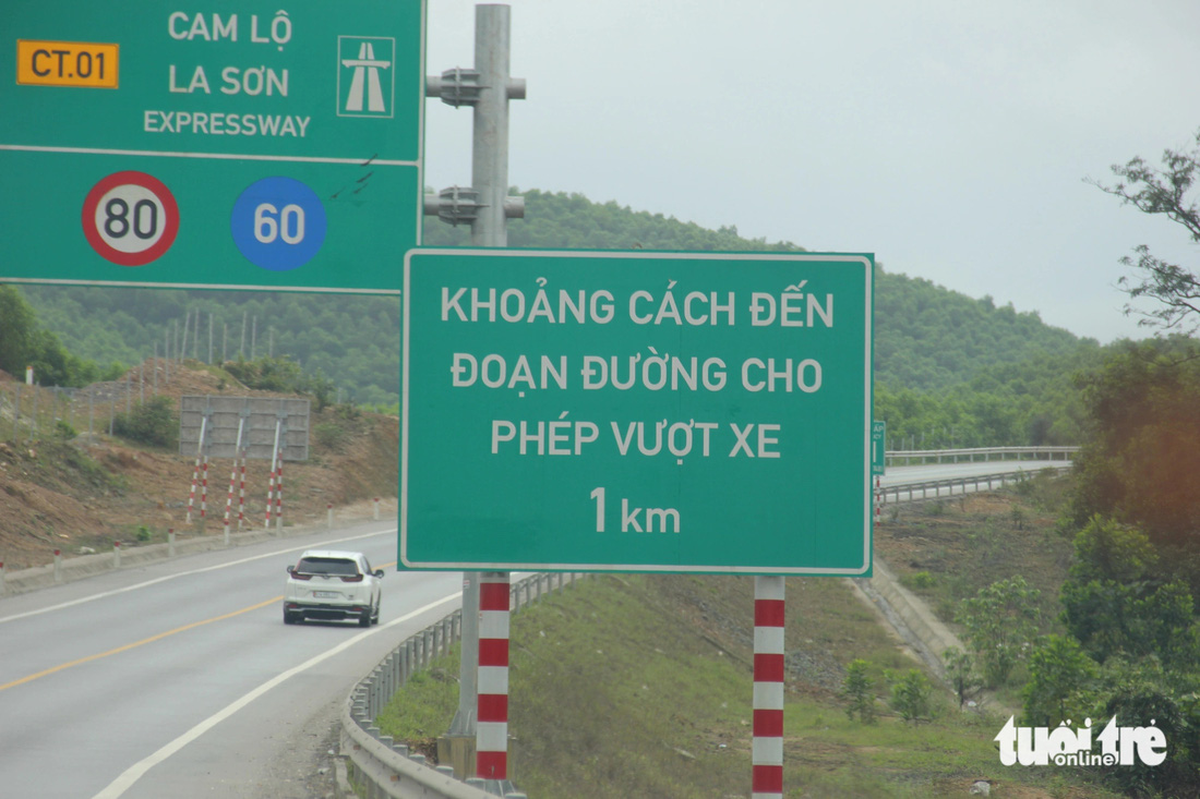 Thông báo khoảng cách đến đoạn đường cho phép vượt (thiết kế mỗi bên hai làn xe) ở cao tốc Cam Lộ - La Sơn - Ảnh: TRƯỜNG TRUNG