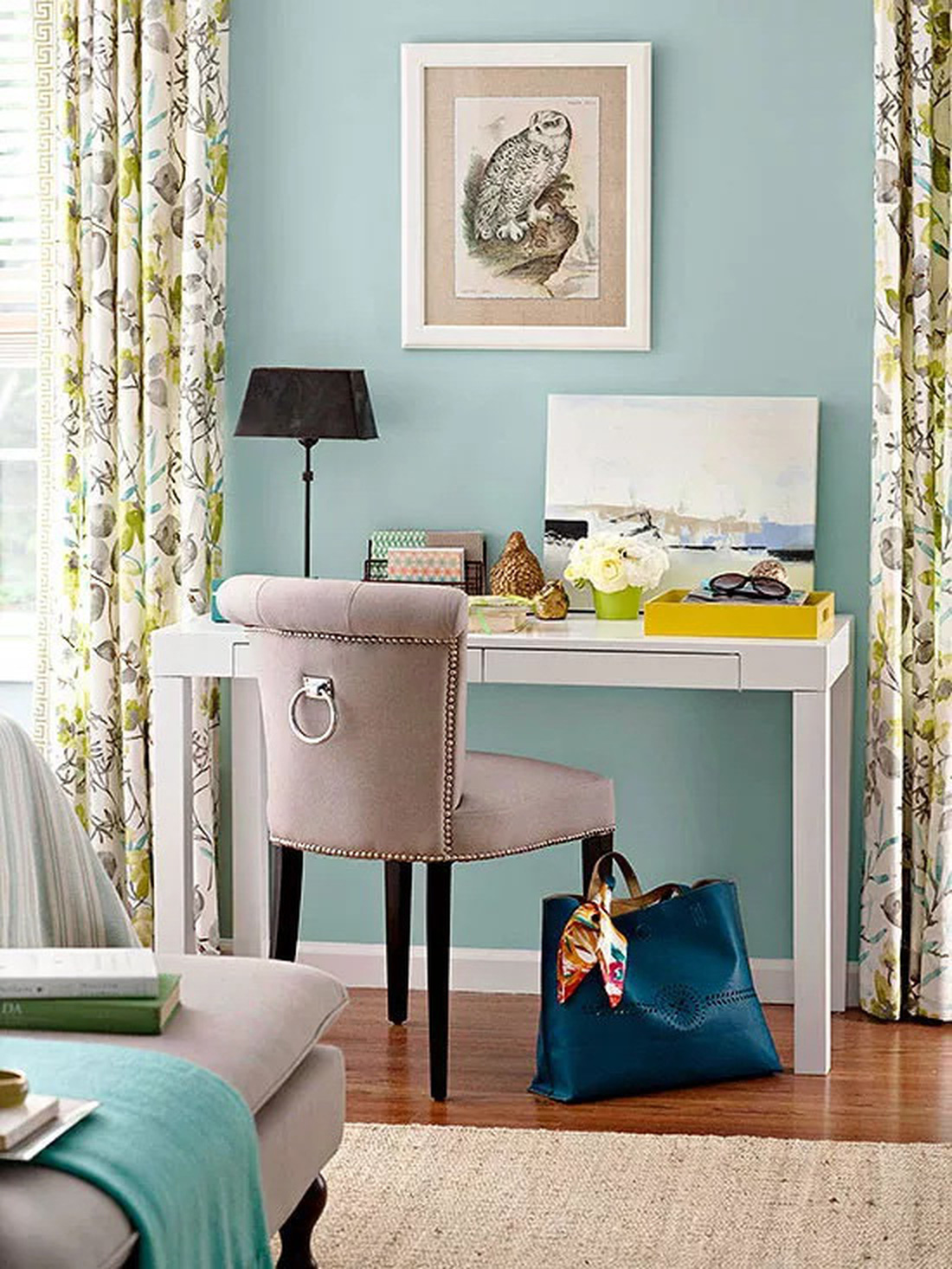 Bắt đầu với rèm hoặc vải bọc mà bạn thích và kết hợp màu tường và những sắc thái khác trong căn phòng - Ảnh: BHG