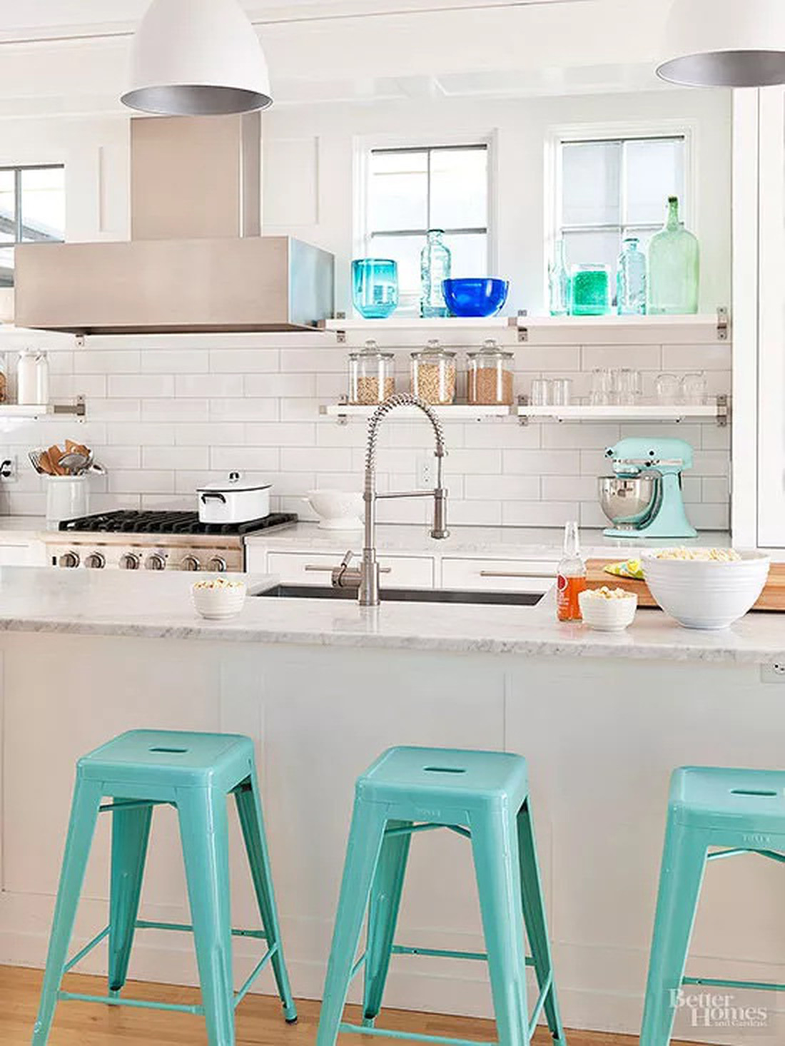 Màu xanh ngọc sáng của những chiếc ghế và máy đánh trứng cũng mang đến cảm giác tươi mới cho căn bếp - Ảnh: BHG