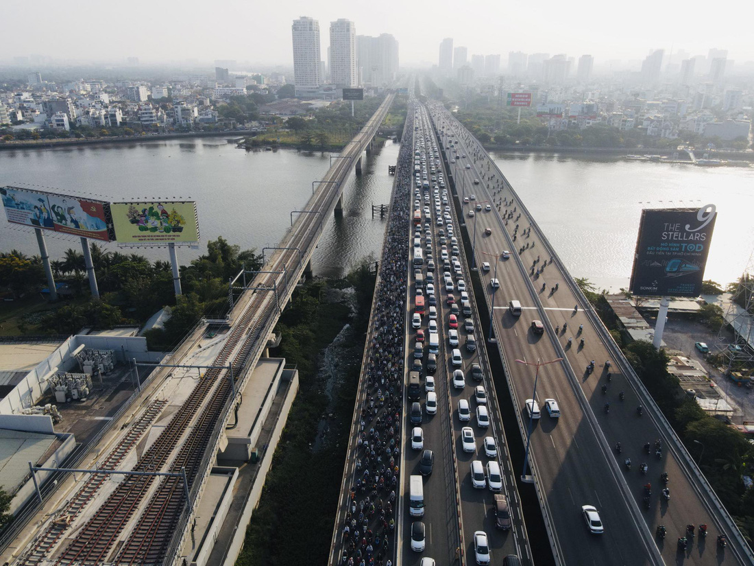 Hàng ngàn ô tô bị ùn ứ kéo dài khoảng 3km trên cầu Sài Gòn do sự cố xe container tông dải phân cách - Ảnh: LÊ PHAN