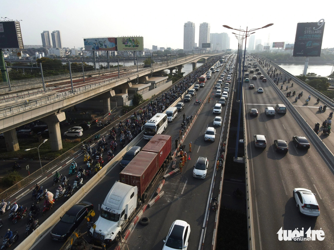 Hiện trường vụ xe container gây tai nạn trên cầu Sài Gòn sáng 19-2 - Ảnh: LÊ PHAN