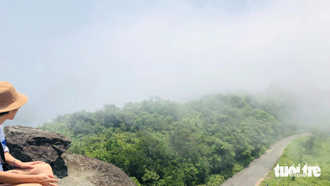 Trải nghiệm săn mây trên đỉnh núi Sơn Trà 