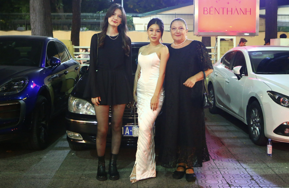 Từ trái qua: em gái, bạn gái và mẹ của thủ thành Đặng Văn Lâm - Ảnh: QUANG THỊNH