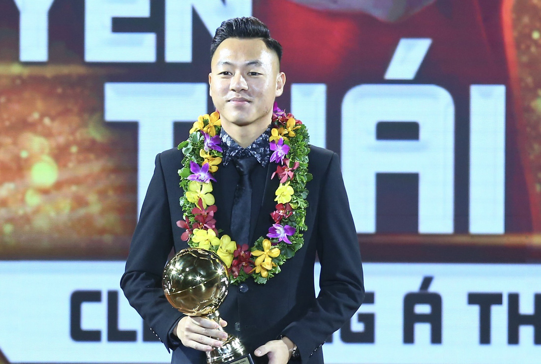 Quả bóng vàng Việt Nam 2023: Thái Sơn là Cầu thủ nam trẻ xuất sắc nhất- Ảnh 2.