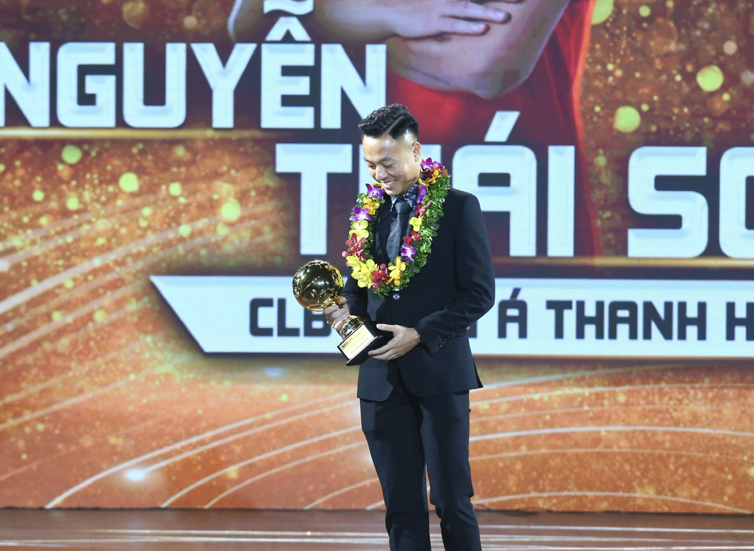 Khoảnh khắc xúc động của Thái Sơn khi giành danh hiệu Cầu thủ nam trẻ xuất sắc nhất 2023 - Ảnh: QUANG THỊNH