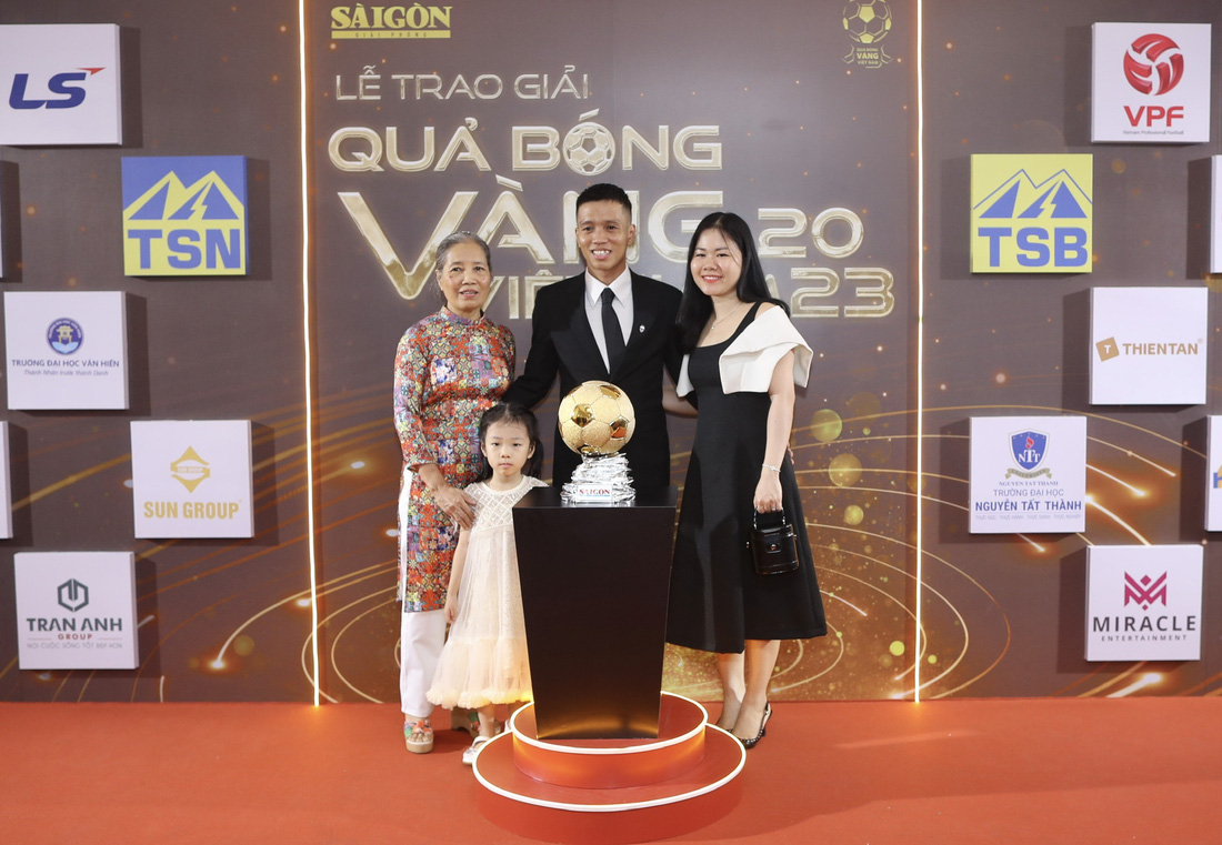Tuyển thủ futsal Phạm Đức Hòa chụp hình lưu niệm cùng gia đình - Ảnh: QUANG THỊNH