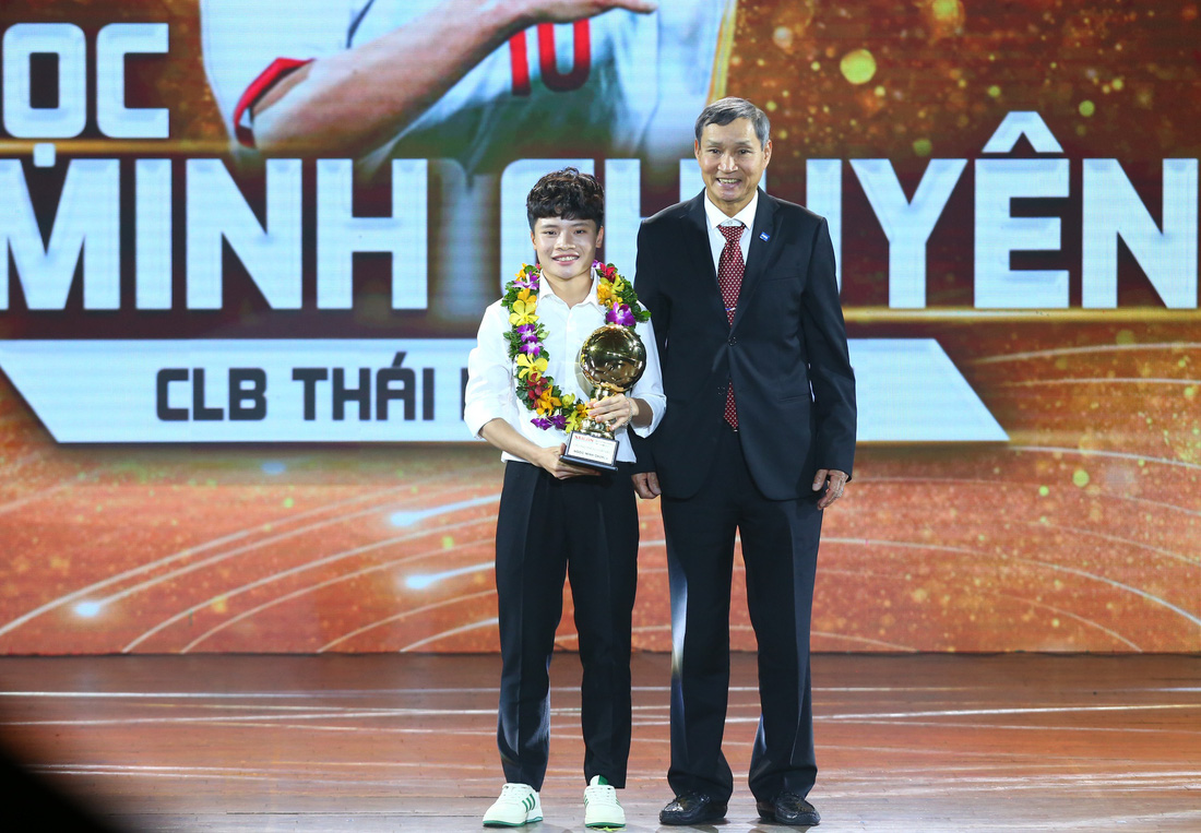 HLV Mai Đức Chung trao giải cho Ngọc Minh Chuyên - Ảnh: QUANG THỊNH